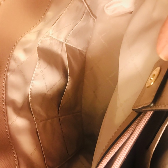 Michael Kors Pink Medium Cynthia Saffiano Satche - Picture 7 of 16